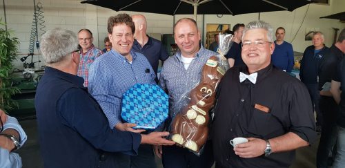 Presentatie cadeau Rook Q-Flow aan Vitens